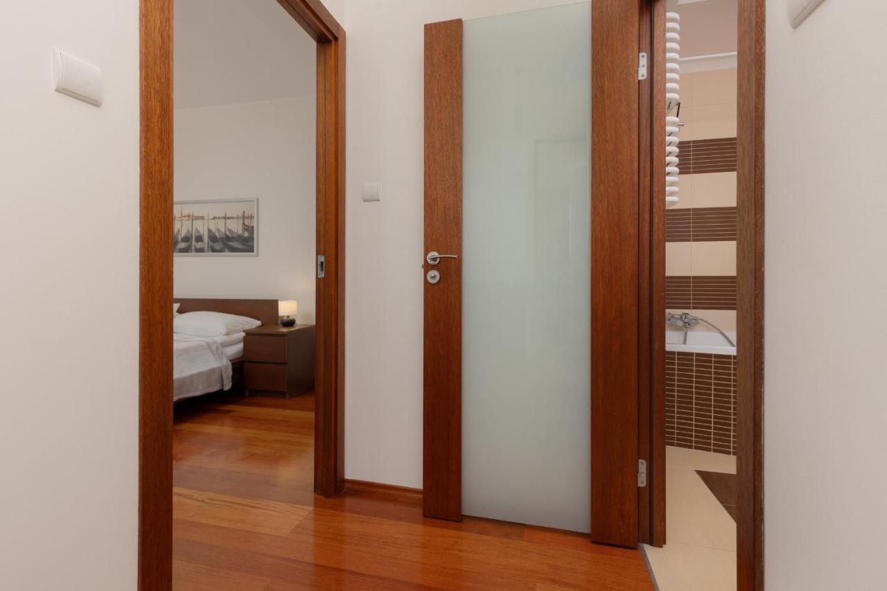 Apartamento With Study Powstancow Slaskich By Renters *